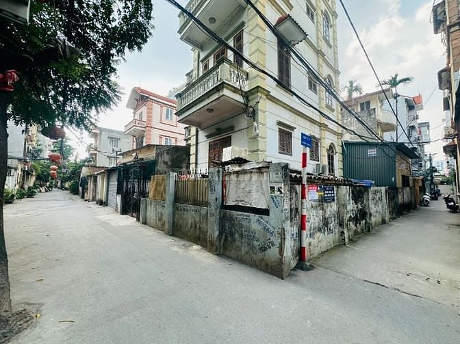 Chính Chủ Cần Bán Căn Cấp 4,mặt tiền 8m,gần hồ Tây,giá từ 5,8 tỷ