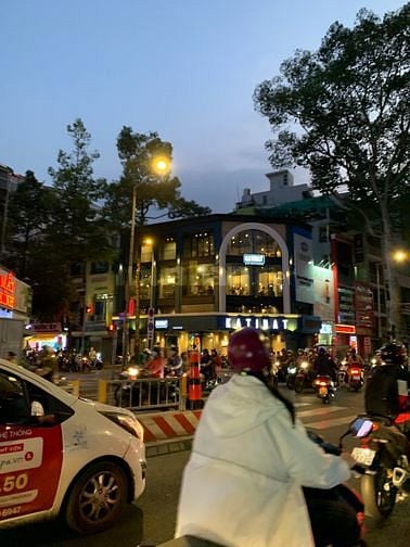 Ngộp NH : Bán gấp nhà HXH ngang lớn Ngay Rạp Hát Hòa Bình Quận 10 