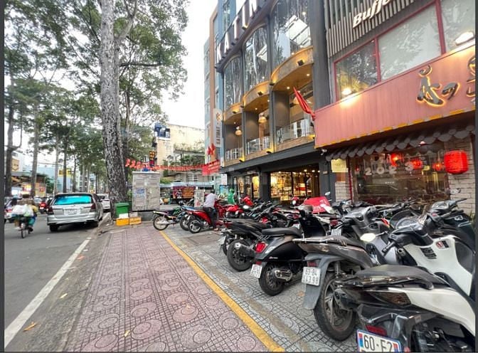 Cho thuê căn góc 2 mặt tiền đường Nguyễn Tri Phương, Quận 10, ngang 7m