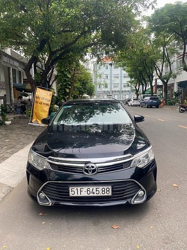 Cần bán xe Toyota Camry 2.0 E, đời 2016, màu đen