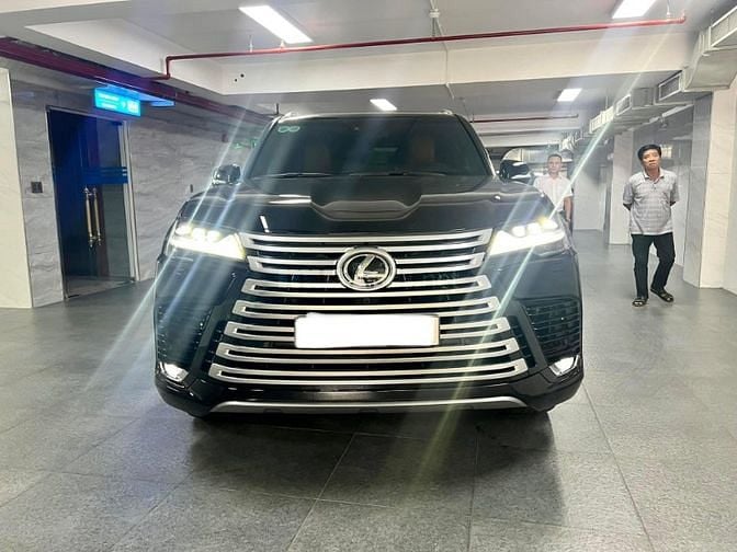 Lexus LX600 VIP 04 chỗ, đăng ký 8/2023, lăn bánh 1.300 km, siêu lướt.