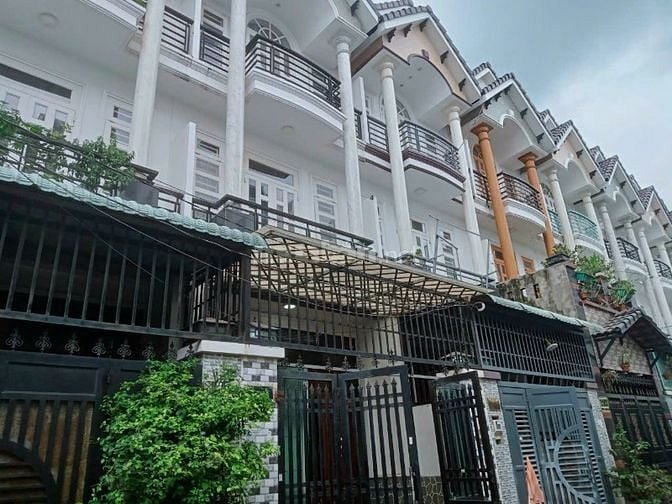 Căn nhà 2 lầu, xe hơi đậu cửa, sổ riêng, chỉ 1 sẹc đường TX 22.