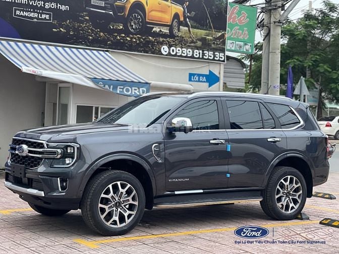 FORD EVEREST TITANIUM 4X4 Đen full option