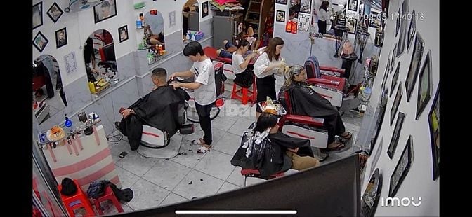 Salon Nguyễn phúc cần 2 nữ ráy tai, gội đầu, làm móng chia 5/5