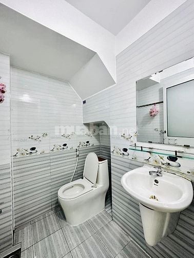 Bán gấp nhà Đ. Bàn Cờ, Q3, 62m2, SHR, gần chợ, Giá 1 Tỷ 450 - Hxh 