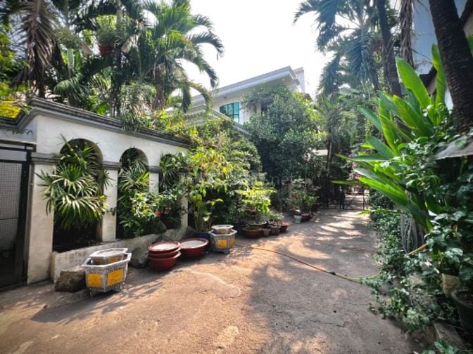 Biệt thự mặt tiền, đất gần 2000m2 có xưởng sản xuất. 100% thổ cư 