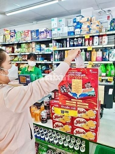 Căn 2 nam nữ làm tạp vụ công việc phổ thông.