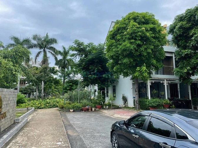 Bán nhanh căn nhà phố cách đường Liên Phường chỉ 100m giá ngộp