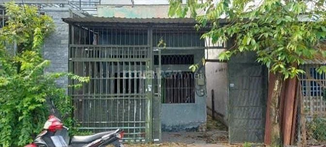 Cần tiền bán miếng đất tặng căn nhà nát 119m2 ở Hóc Môn giá 750 triệu.