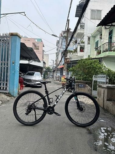 TREK marlin 4 size M bánh 29 inch đen