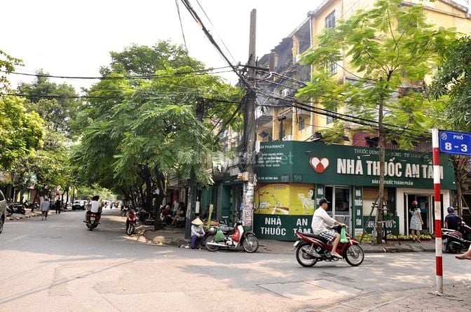 Bán gấp nhà ngõ phố 8/3, ngõ thông, ôtô nhỏ đỗ cửa, DT 47m2, 3 tầng