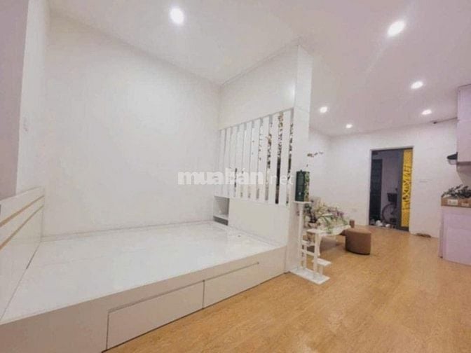 Cho thuê nhà tập thể phố 8/3 - Hai Bà Trưng - Hà Nội.  DT 60m2 