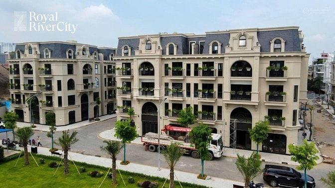 Căn liền kề 5 tầng dự án Royal Riiver City 80 Hạ Lý. Hướng Nam.Gia tốt