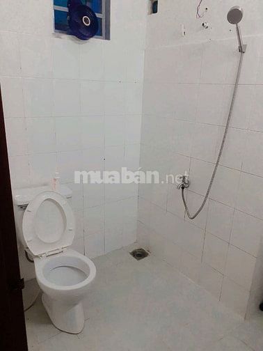 CHO THUÊ PHÒNG BAN CÔNG, LẦU 1, WC RIÊNG, KỆ BẾP, MÁY LẠNH GIÁ 2TR7 