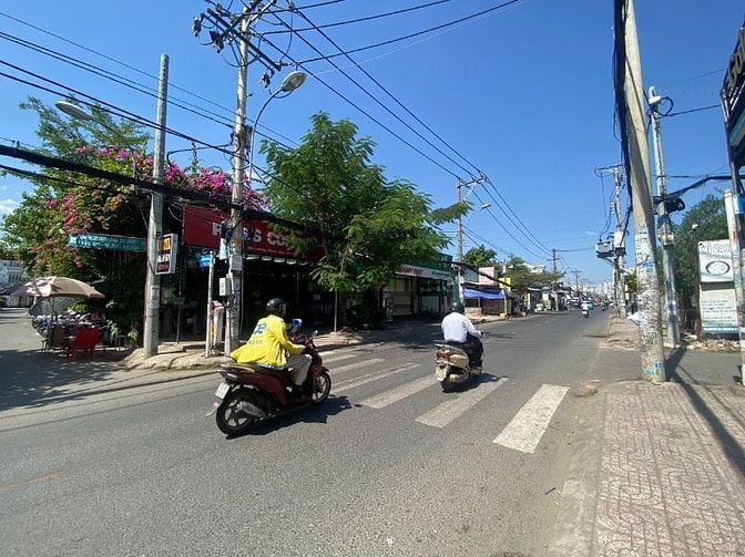 Bán nhanh đất góc 2 mặt tiền kinh doanh trục chính đường Lê Văn Lương 