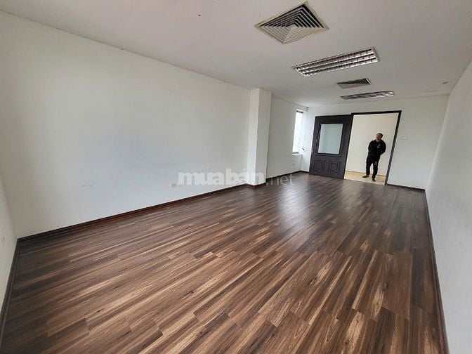 Tìm khách thuê văn phòng 30m2 trên tòa nhà văn phòng quận Hồng Bàng