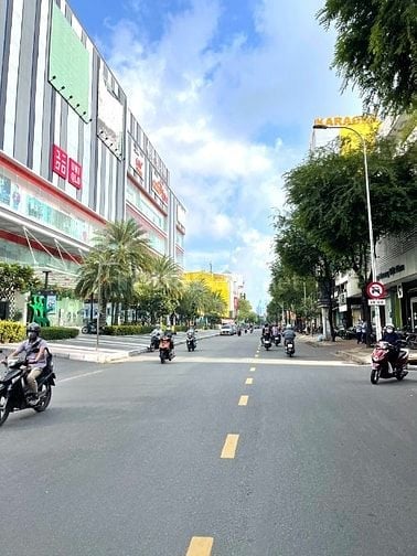 Nhà MTKD Sư Vạn Hạnh sát Vanhanh Mall. DT 4.5x16m, 4 tầng