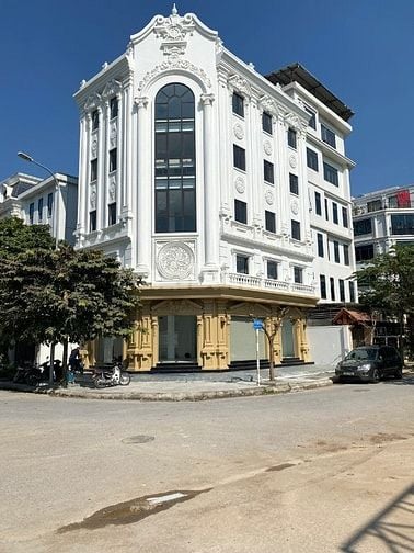 Cho thuê biệt thự ngõ 214 Nguyễn Xiển ,120m x 5 tầng 1 tum thông sàn