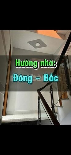 Nhà đẹp, xe tải đậu trước nhà.