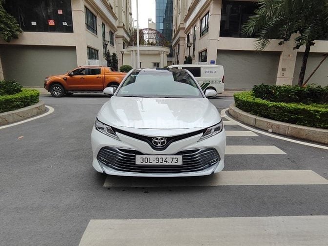 chính chủ bán toyota CAMRY 2,0G sản xuất 2020 như mới