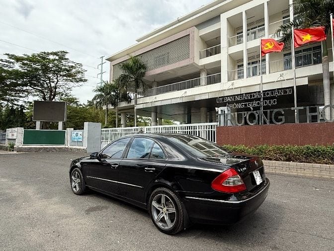 Cần bán Mercedes E240 màu đen, nội thất kem zin xe rất đẹp