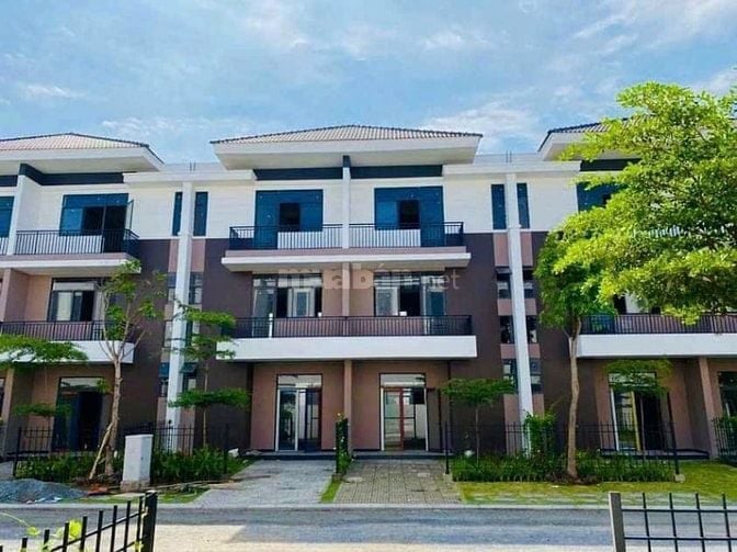 Bán gấp nhà 3 lầu 2,7 tỷ, kDC xuyên Á, gần cầu Lớn Hốc Môn