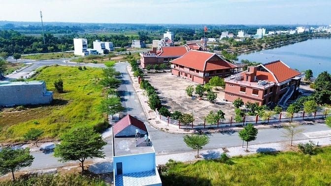 BÁN NHANH LÔ ĐẤT VỊ TRÍ ĐẮC ĐIA, ĐỐI DIỆN TRỰC TIẾP NHÀ HÀNG HƯƠNG SEN