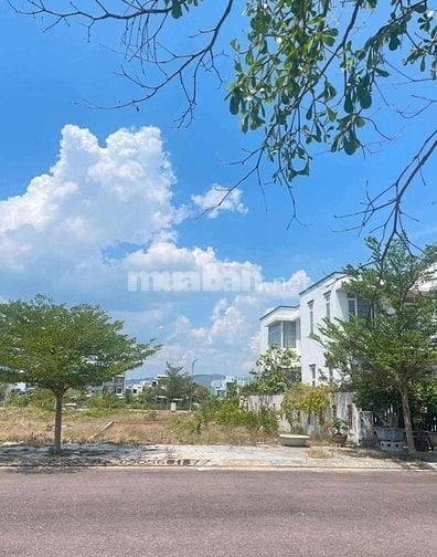 Bán lô đất DT: 243 m2, mặt tiền rộng 11m, đường Nguyễn Niệm, khu B3a A