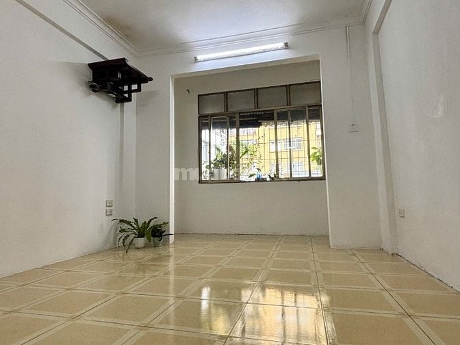  Cho thuê căn hộ tập thể 50m2 tầng 5 mặt phố Ngọc Khánh. Giá 6tr/tháng