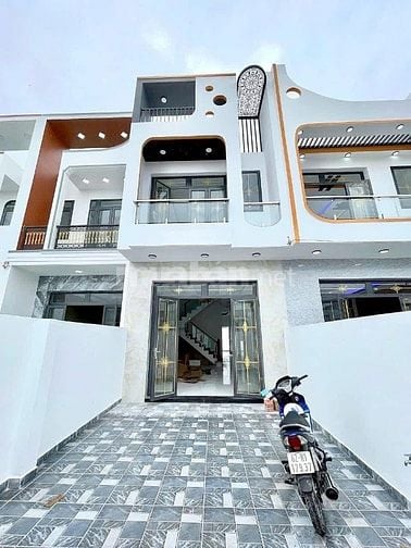 Nhà sổ hồng riêng, đường 5m, xung quanh dân cư hiện hữu