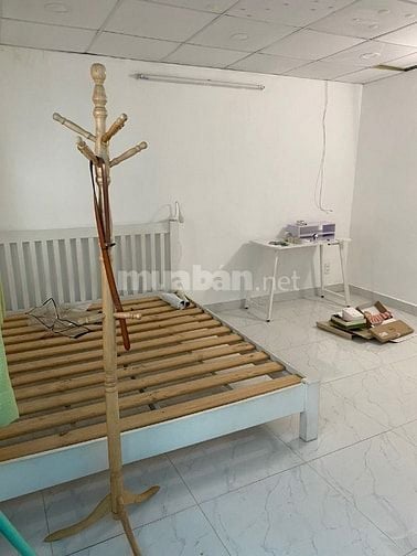 Phòng cho thuê 20m2 ban công, toilet riêng, hẻm xe hơi Hoàng Sa Q3 
