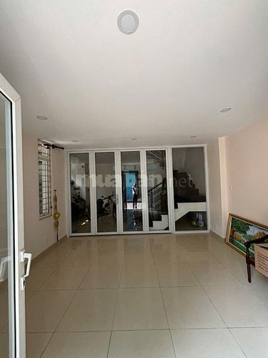 Cho thuê tầng Trệt làm văn phòng số nhà 654/1 Cộng Hòa, P13. 
