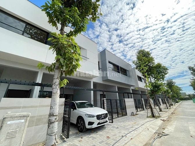 Nhà phố 2 tầng 82,2m2, hoàn thiện, sân vườn, gara ô tô, sổ hồng riêng