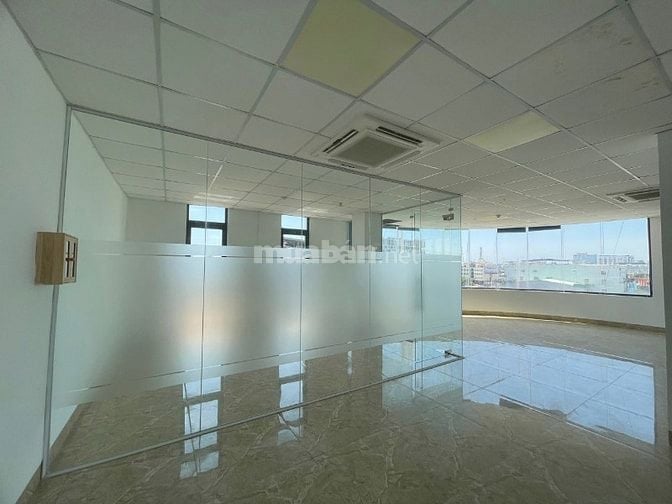 Văn phòng 170m2 gần sân bay, hầm để xe lớn, miễn phí làm thêm giờ