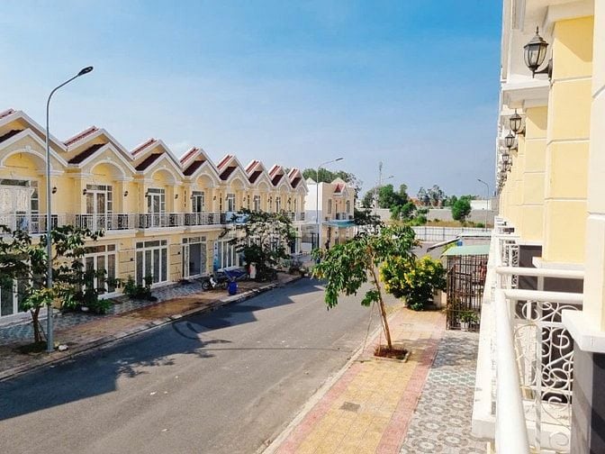 Nhà 2 lầu sổ hoàn công ngay chợ Bến Lớn chỉ 300Tr, đường nhựa 9m