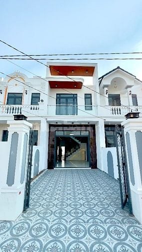 Nhà gần 150m2, mặt tiền đường kinh doanh, sổ hoàn công