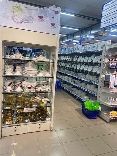 Cần tuyển nam nữ phụ bán hàng đứng quầy lễ Tân phụ dọn dẹp shop