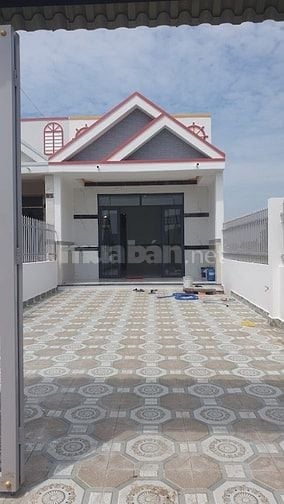 Nhà mới xây, DT ; đất 211m đường bê tông 5m, đức hòa long an