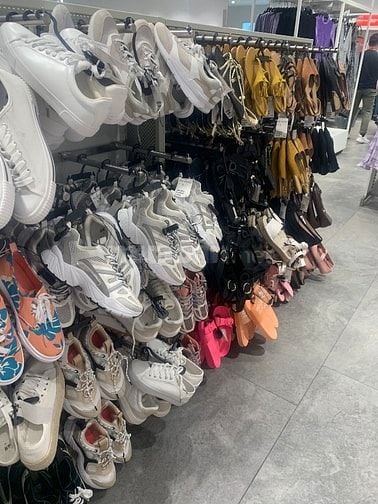 Shop Ngọc Nhi tuyển nhân viên giúp việc và nhân viên soạn gói hàng