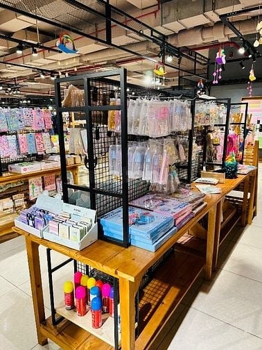 Tìm vài bạn nam nữ gói quà và soạn hàng bỏ bịch phụ bán cho shop