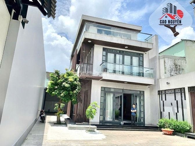 Biệt thự sân vườn, 400m2, full nội thất, gần Tân Phú