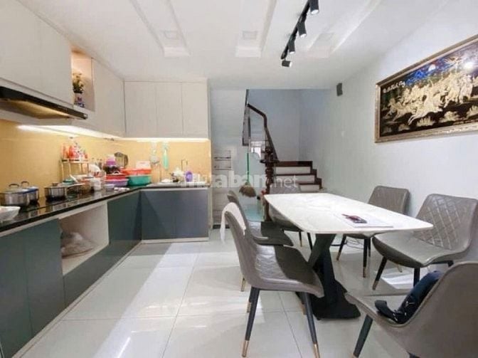 Nhà ngộp cần bán gấp đi nước ngoài đường Nguyễn Tri Phương, P9, Q5