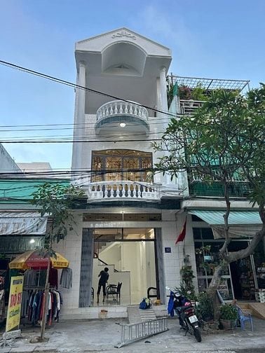 Cho thuê toàn bộ căn nhà mặt tiền, có 2 ban công