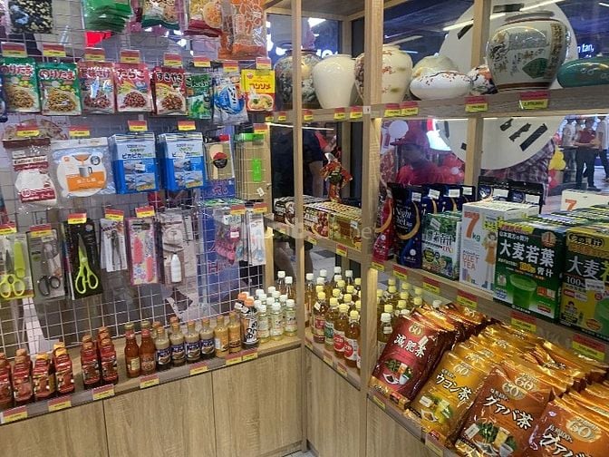 Qua lễ Tuyển nhân viên nam nữ phụ soạn hàng xếp hàng trong kho gói quà