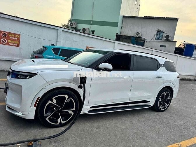 VinFast VF9 2024 - Trắng