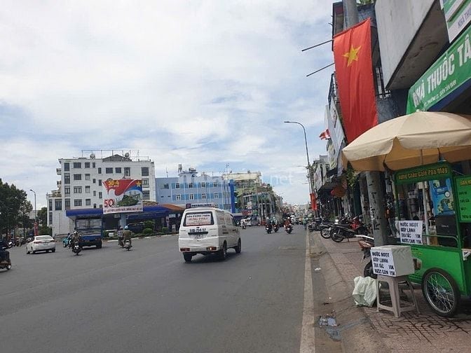 Bán nhà trung tâm Quận Tân Bình, mặt phố Lạc Long Quân, vị trí thoáng