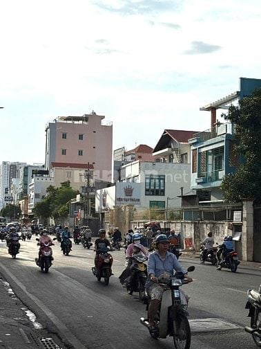 Mặt tiền đường Hòa Bình khu vực đông đúc, kinh doanh cực sung