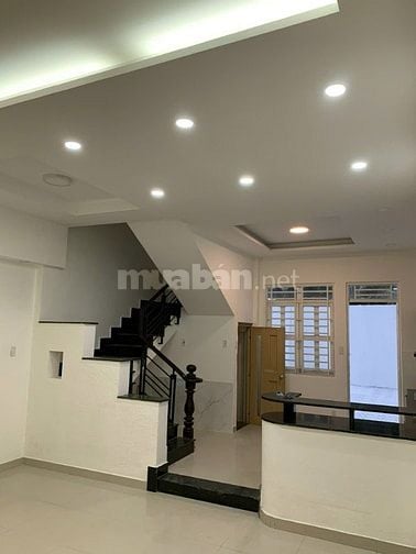 Nhà 2 lầu sân thượng, hẻm 8m, Dt: 8x20m, 4pn