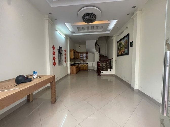 Nhà riêng ngõ phố  hoàng mai gần chợ hoàng mai dt40m2x5t giá 12tr 