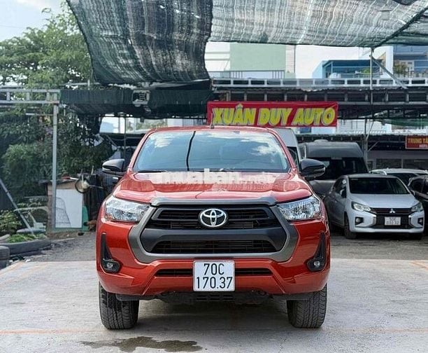 Toyota Hilux 2.4E 10/2021 số sàn 1cầu lướt 13600km